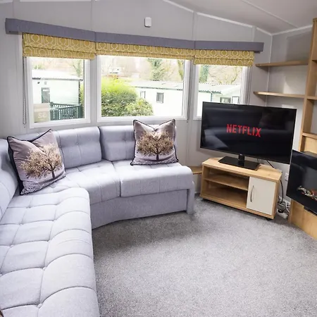 The House - Dog Friendly Lakeside Cabin, 1 Min To Windermere, بيت للعطل *