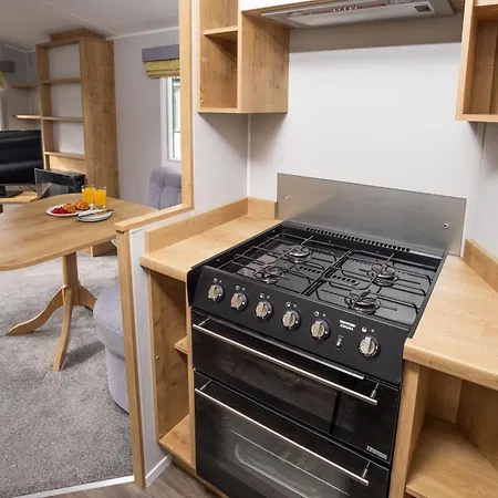 The House - Dog Friendly Lakeside Cabin, 1 Min To Windermere, بيت للعطل *