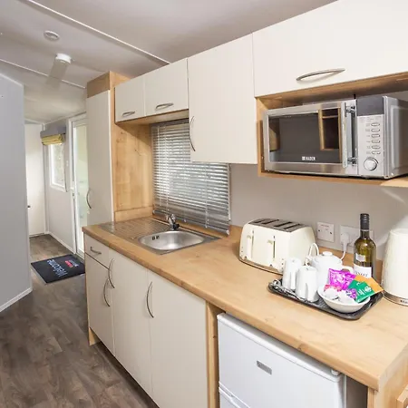 The House - Dog Friendly Lakeside Cabin, 1 Min To Windermere, بيت للعطل باونيس أون وينديرمير