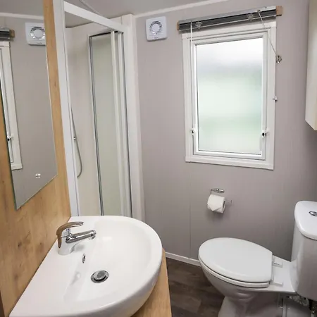 펜션 The House - Dog Friendly Lakeside Cabin, 1 Min To Windermere, 보우네스온윈더미어