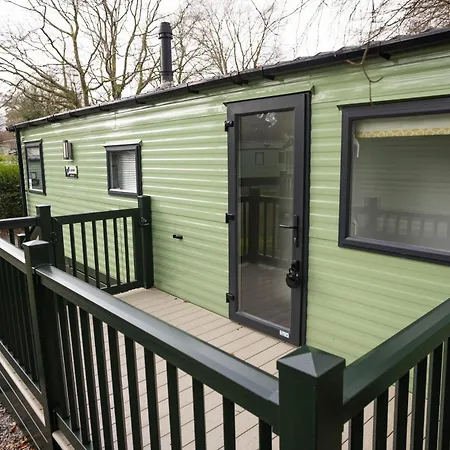 The House - Dog Friendly Lakeside Cabin, 1 Min To Windermere, بيت للعطل