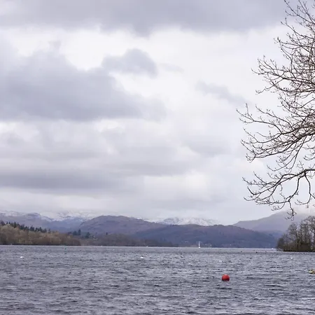The House - Dog Friendly Lakeside Cabin, 1 Min To Windermere, بيت للعطل *