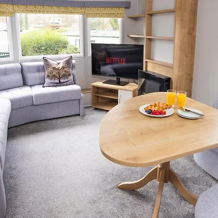 The House - Dog Friendly Lakeside Cabin, 1 Min To Windermere, 보우네스온윈더미어
