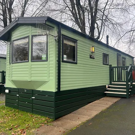 The House - Dog Friendly Lakeside Cabin, 1 Min To Windermere, بيت للعطل