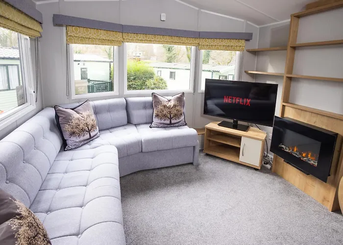 The House - Quiet, Dog Friendly, By The Lake, Free Parking Holiday home *