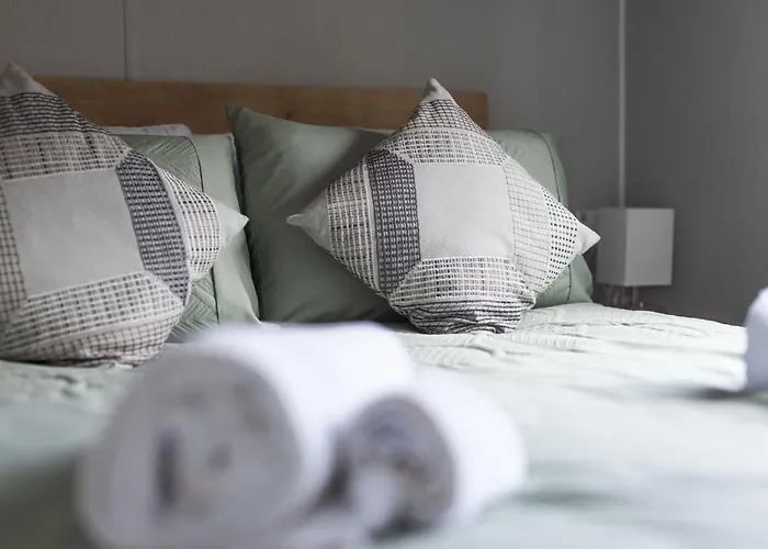 Holiday home The House - Quiet, Dog Friendly, By The Lake, Free Parking *