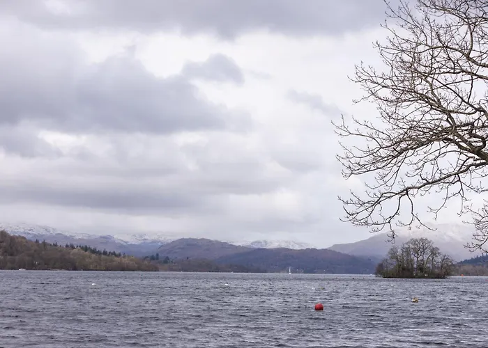 The House - Quiet, Dog Friendly, By The Lake, Free Parking Holiday home *