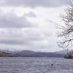 The House - Quiet, Dog Friendly, By The Lake, Free Parking Casa de Férias *